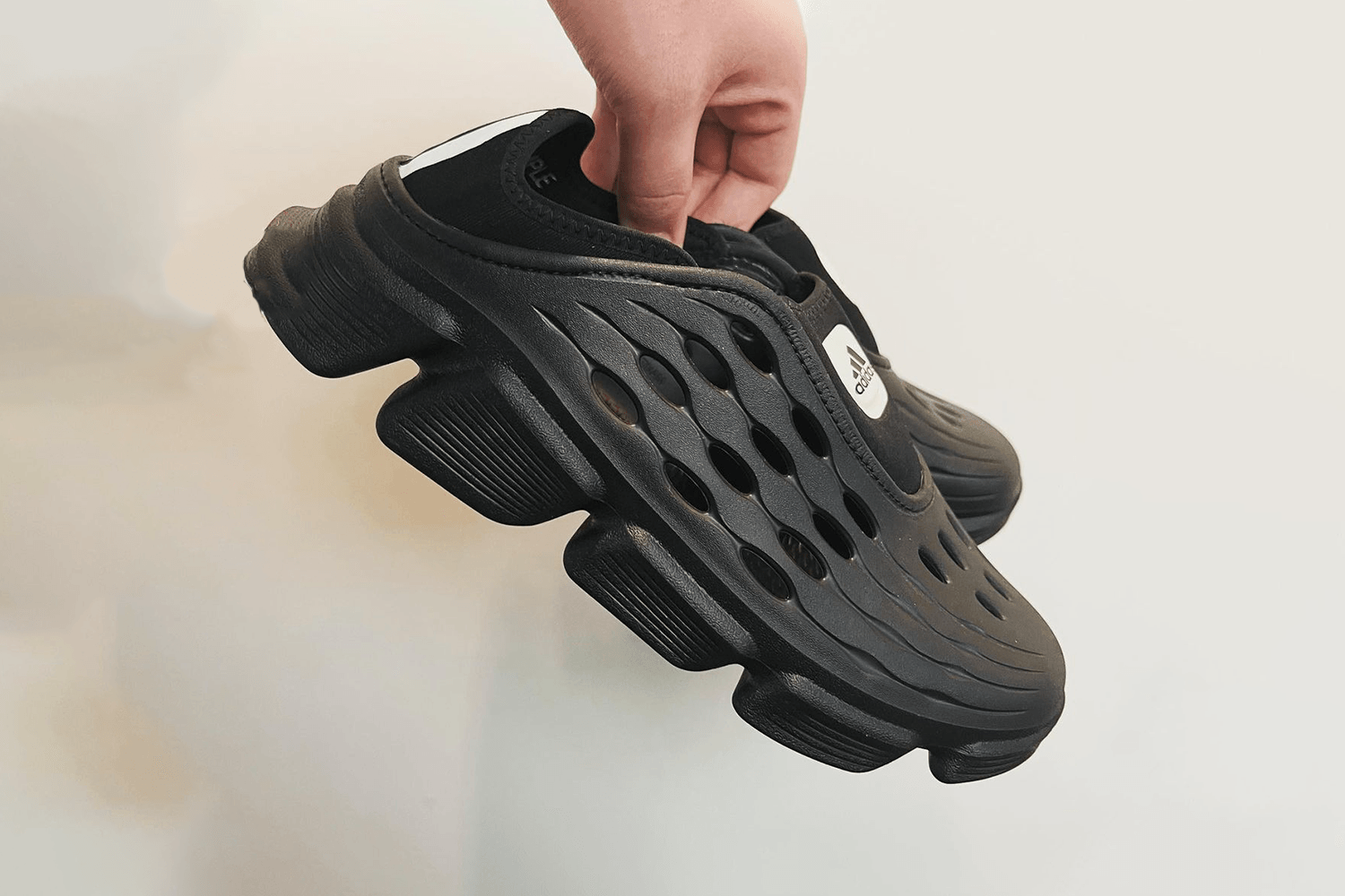 Ein erster Blick auf den neuen adidas Slide Sneaker