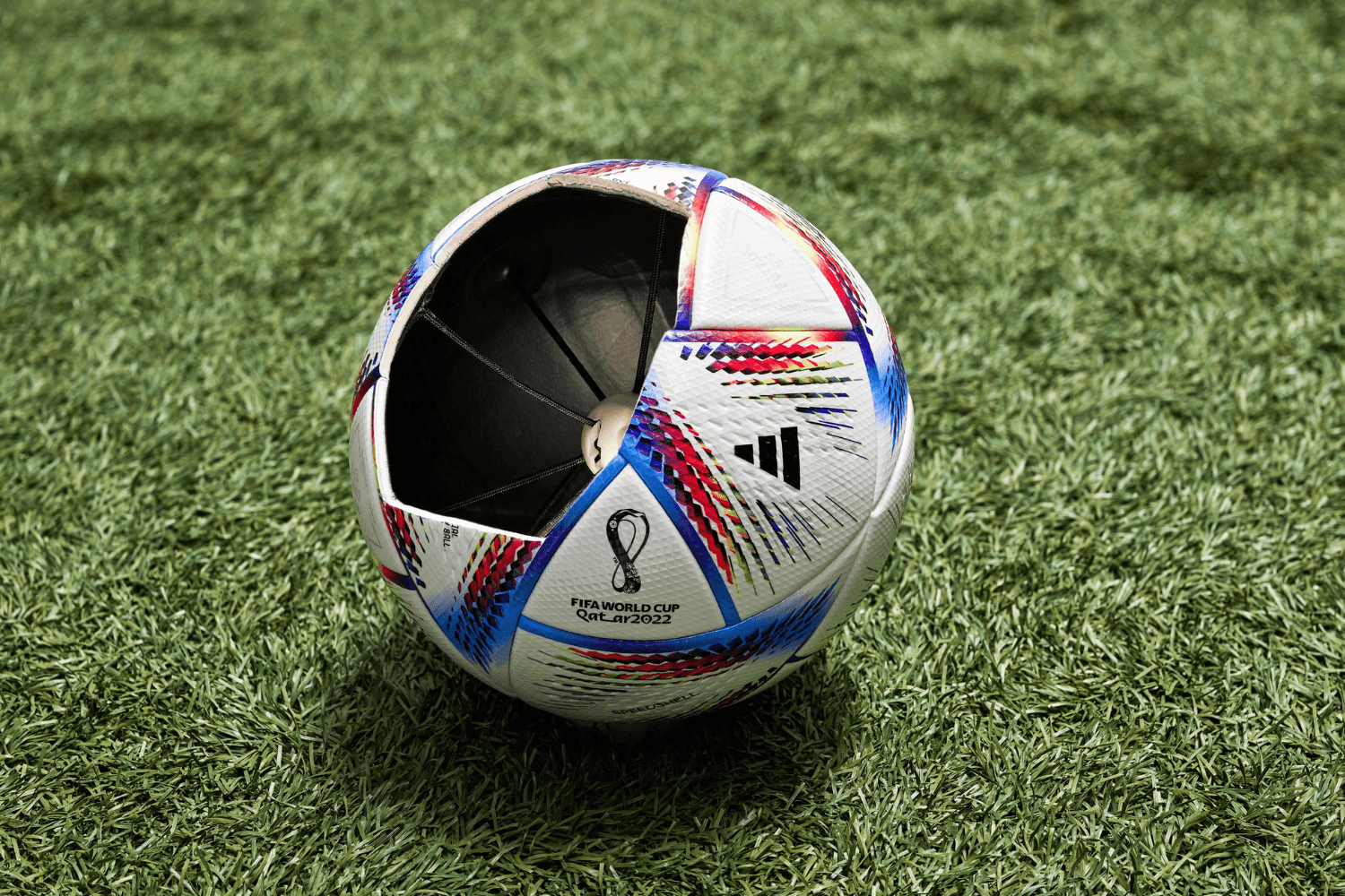 adidas stellt Fußball mit Tracking-Technologie vor