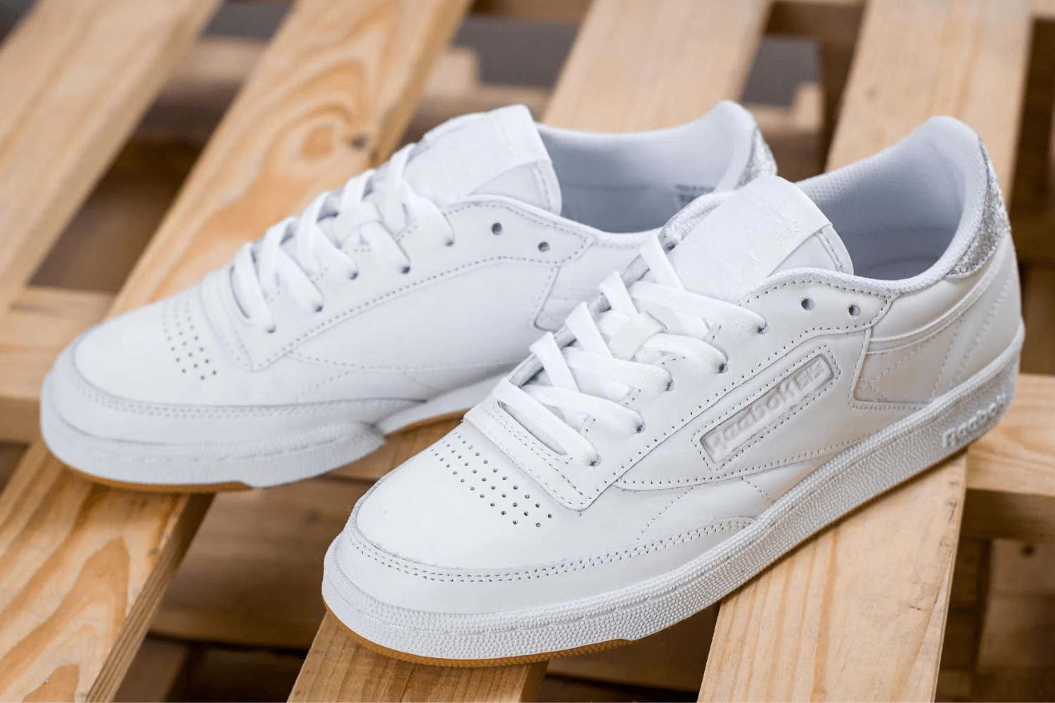 Exclusive discount on white sneakers at Footshop