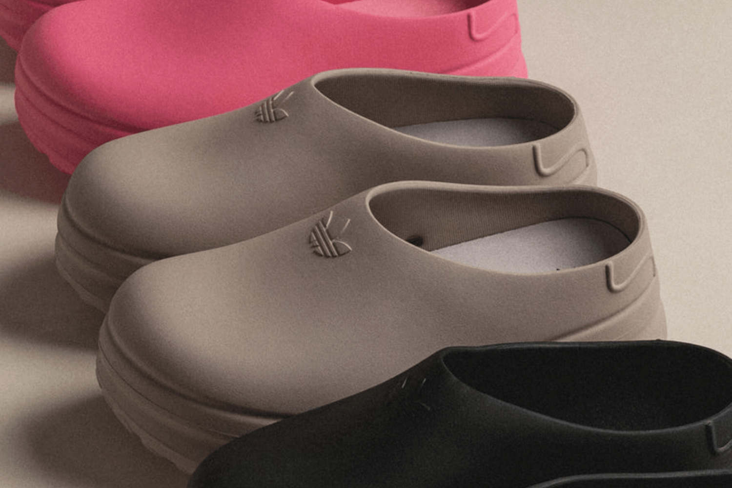 adidas eert het Stan Smith silhouet met  de Adifoam Mule