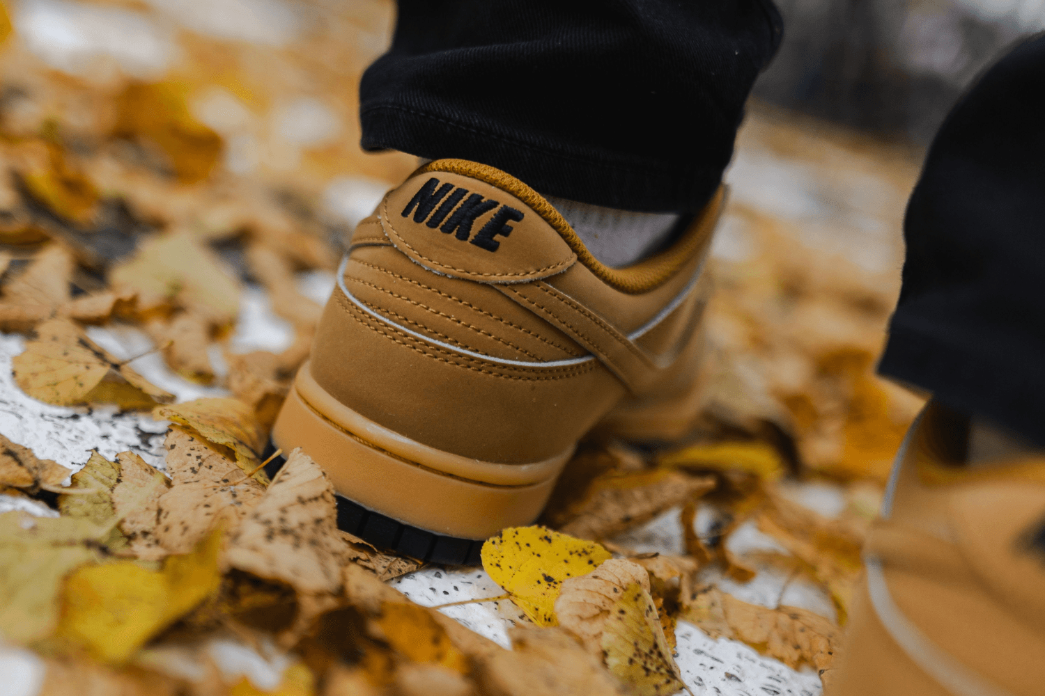 Herbstfarben sind in: die beliebtesten braunen, beigen und bordeauxroten Sneaker für diese Saison
