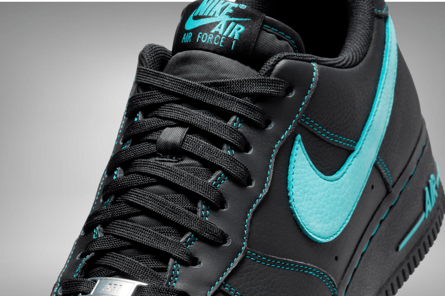 This Nike Air Force 1 looks very similar to the Tiffany & Co