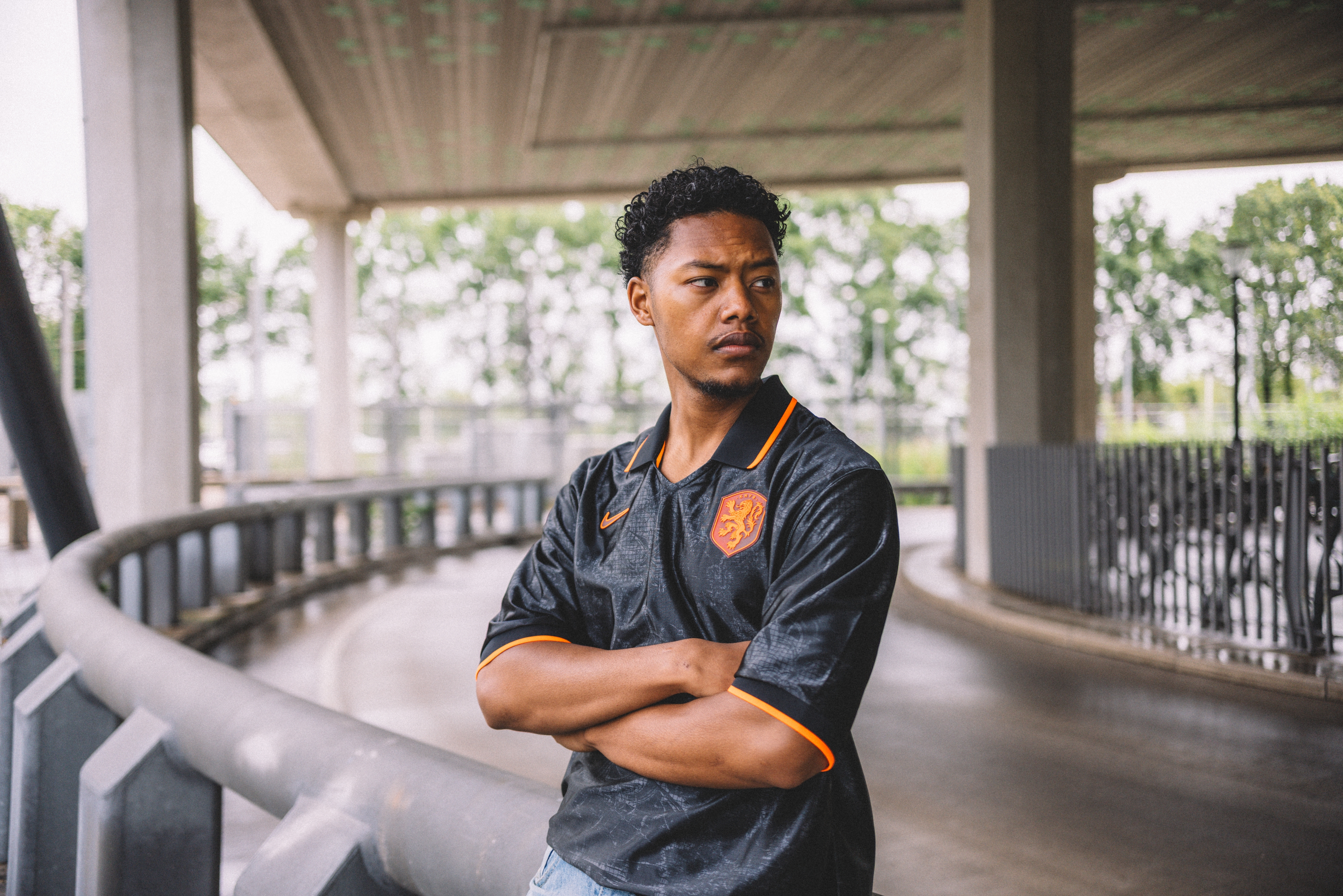 Model die poseert in het derde tenue van het Nederlands elftal