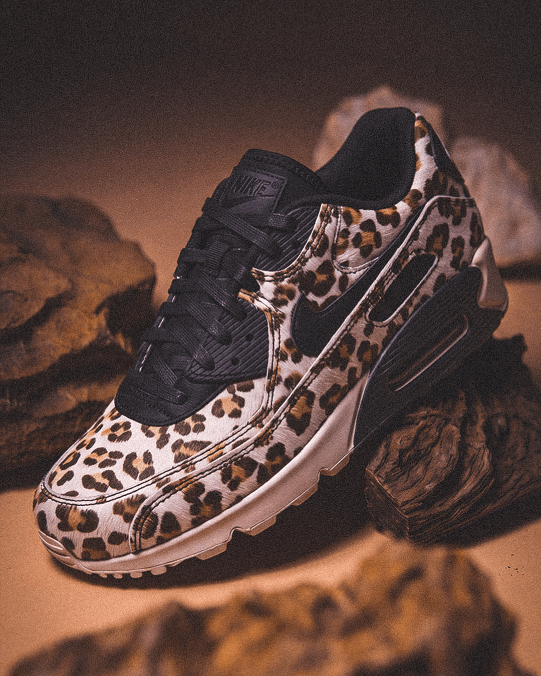 Nike Air Max 90 LX met Leopard print afgebeeld