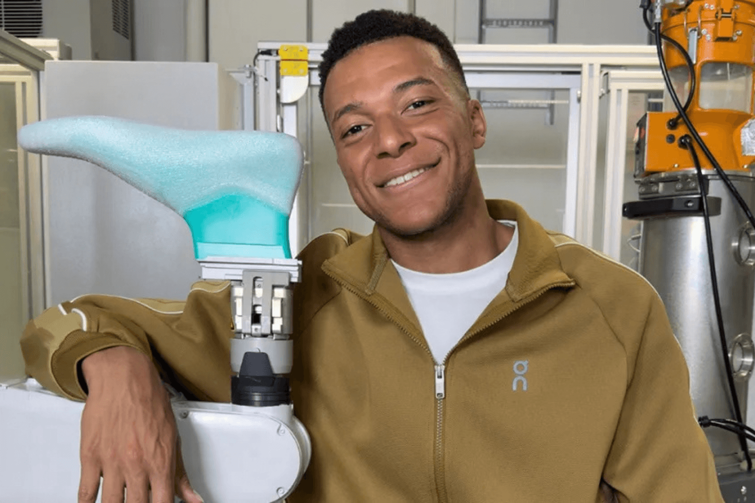 Mbappé wird das Gesicht von On Football: die Geschichte dahinter