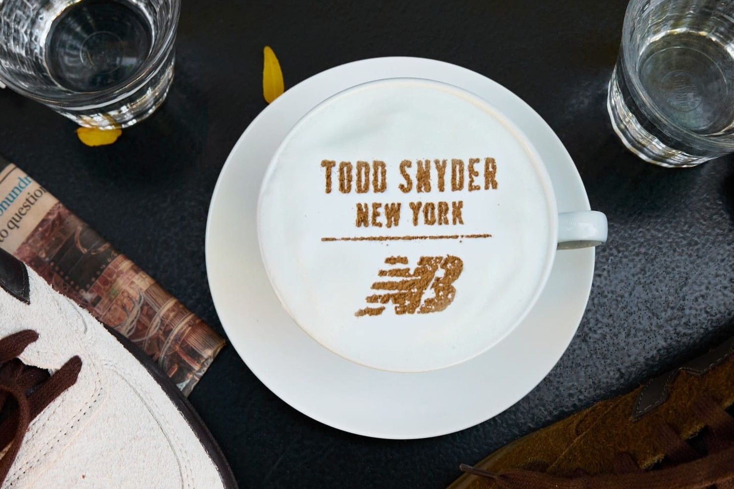 Espresso und Milk: Wie Todd Snyder dem New Balance T500 ein Café-Makeover für die eigenen Stores verpasst