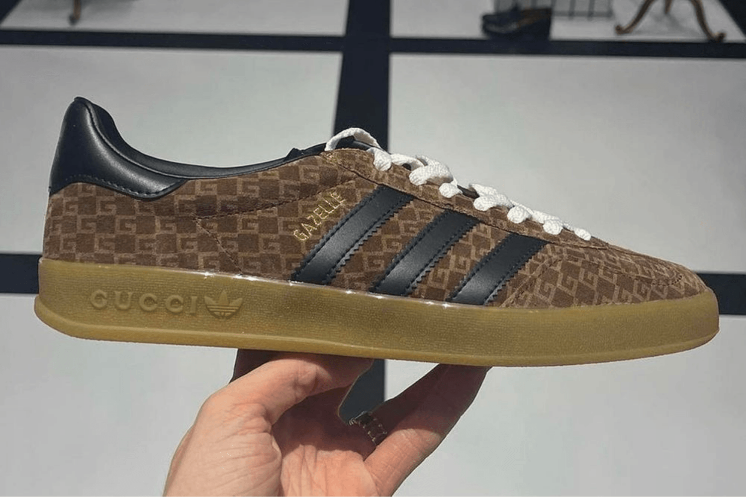Bekijk de details van de Gucci x adidas Gazelle collab