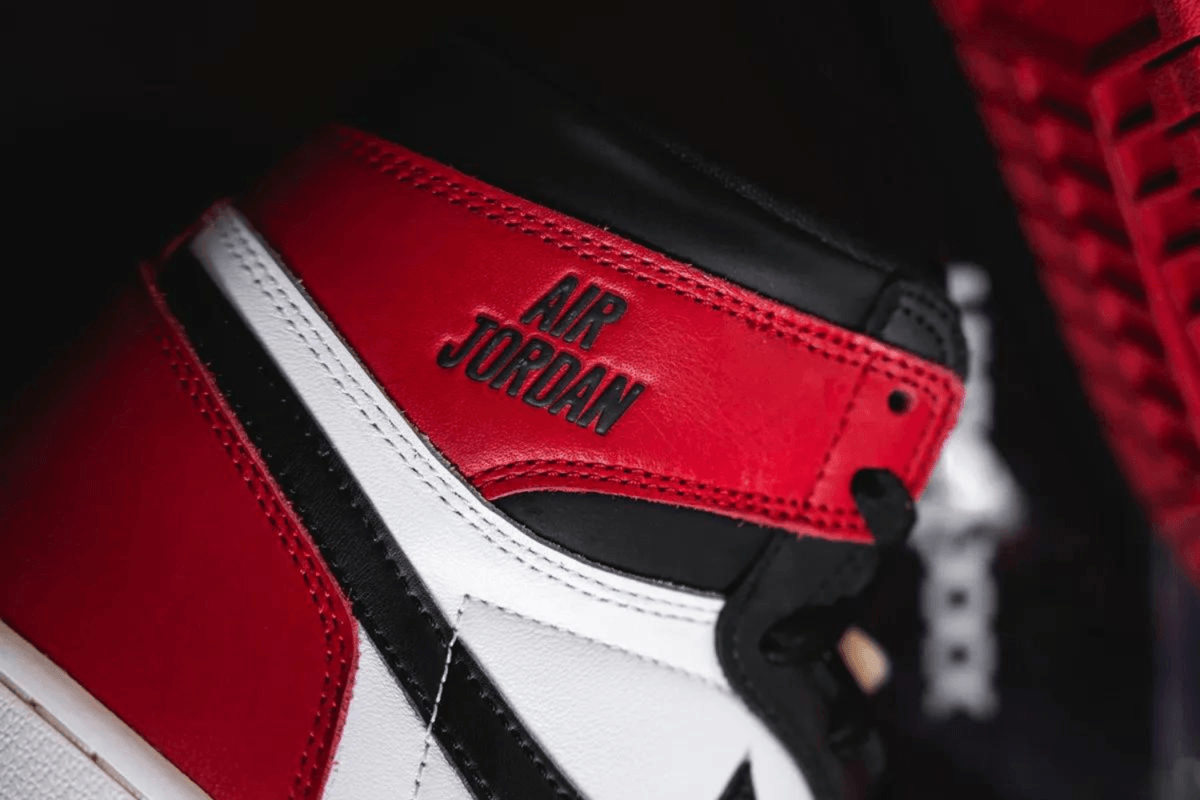 De Air Jordan 1 High OG 'Black Toe Reimagined' wordt uitgebracht in 2024