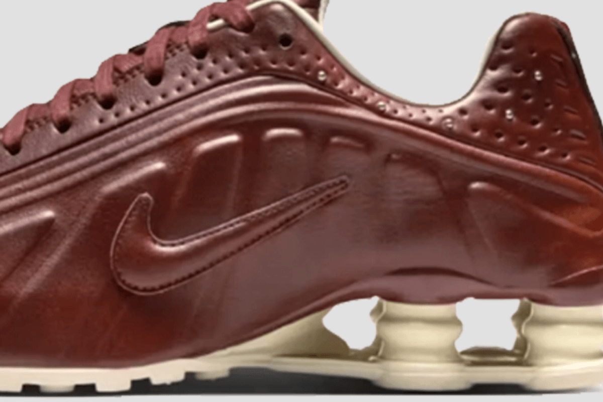 De Nike Shox R4 &#8216;Dark Pony&#8217; past perfect in het dress shoe segment