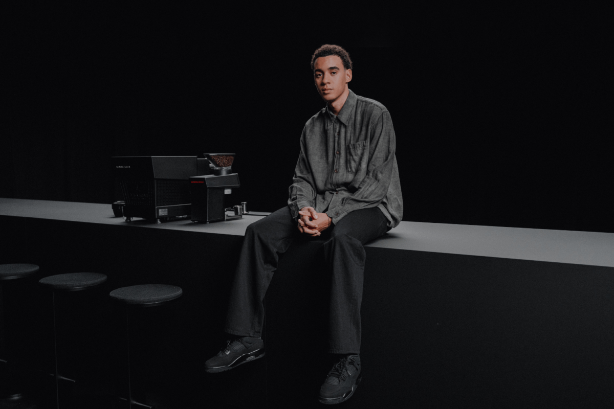 Jamal Musiala en La Marzocco hoofdrol in solebox' Air Jordan 4 'Black Cat' release