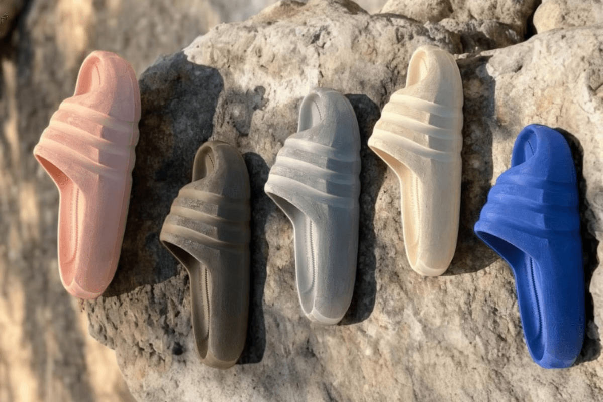 Nieuwe beelden van de Bad Bunny x adidas ‘Stone Slide’ voor zomer 2026 onthuld