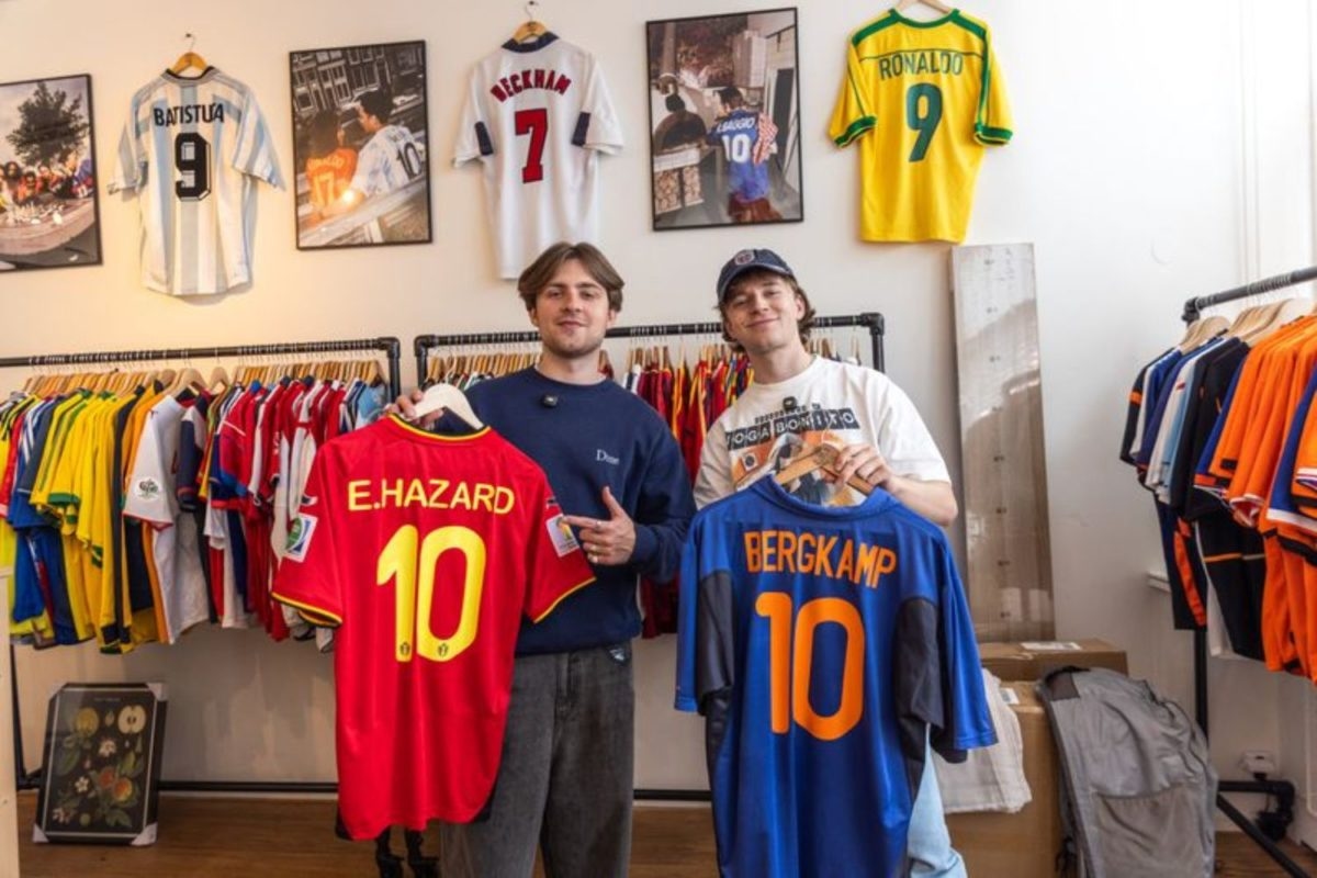 Retro-voetbalshirts zijn hotter dan ooit: we namen een kijkje bij Kick Off Vintage in Amsterdam