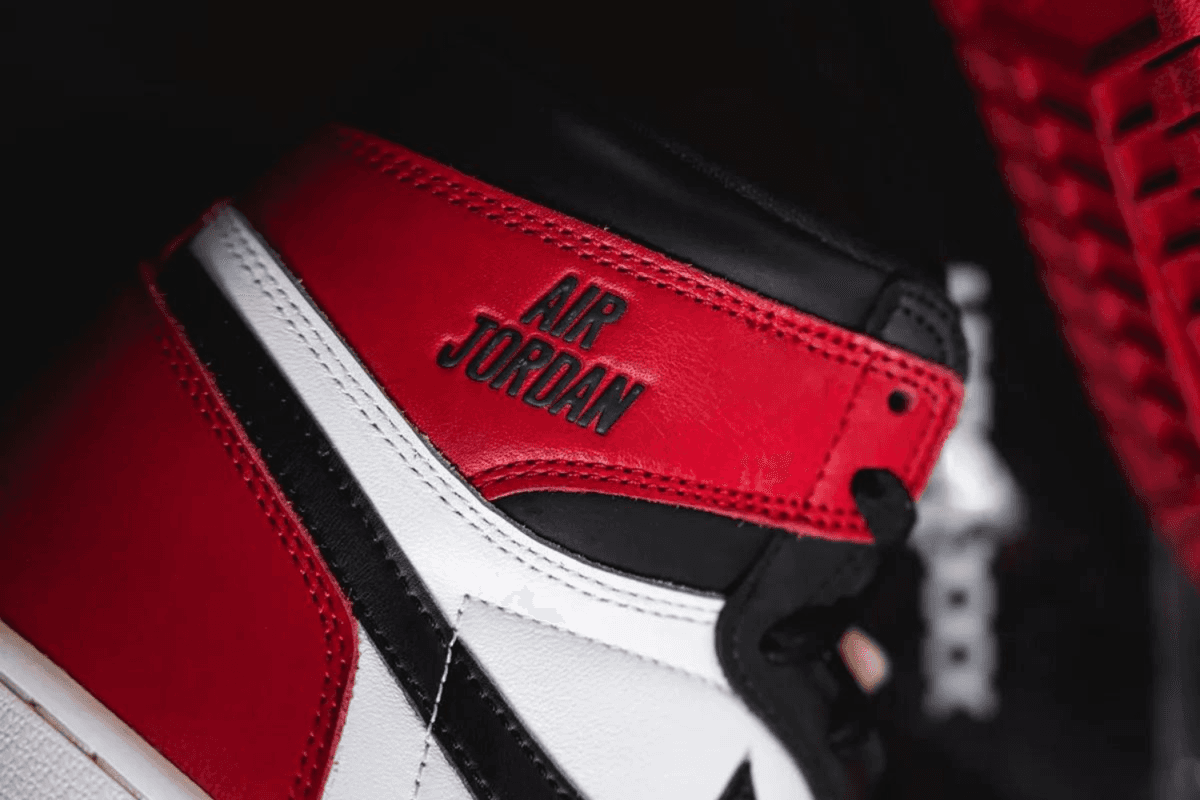 De Air Jordan 1 High OG 'Black Toe Reimagined' wordt uitgebracht in 2024