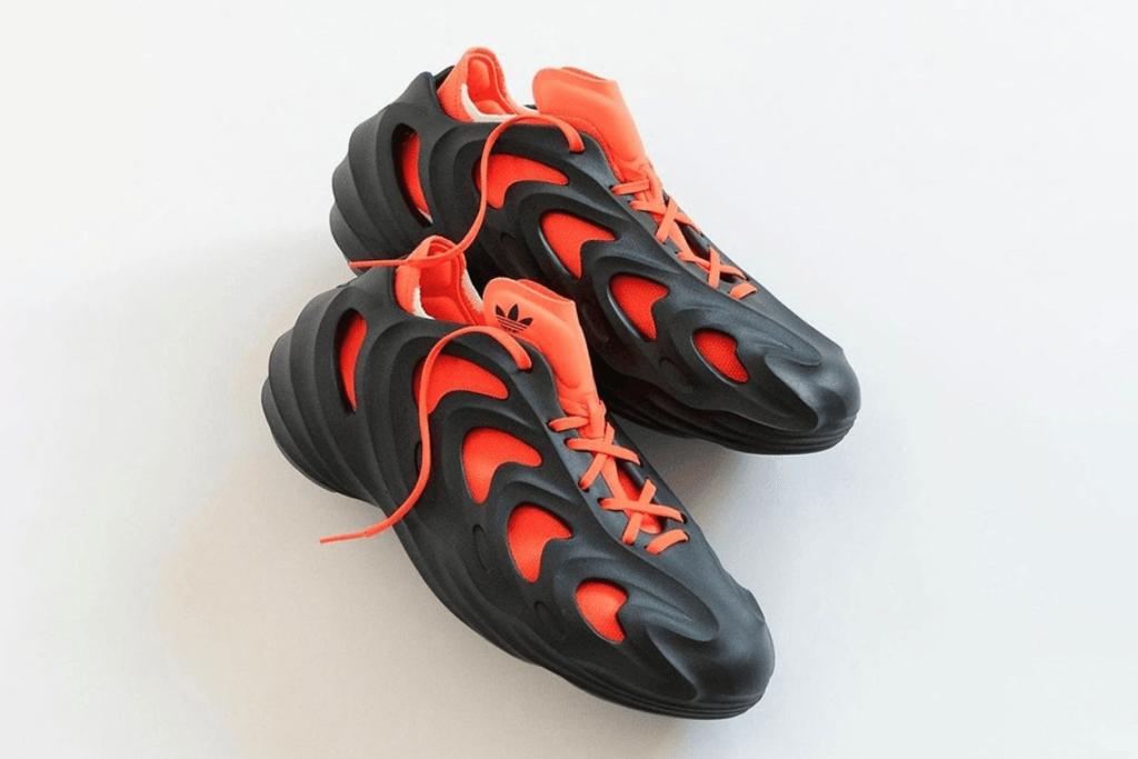 Der adidas adiFOM Q kommt in einem 'Black/Orange' Colorway
