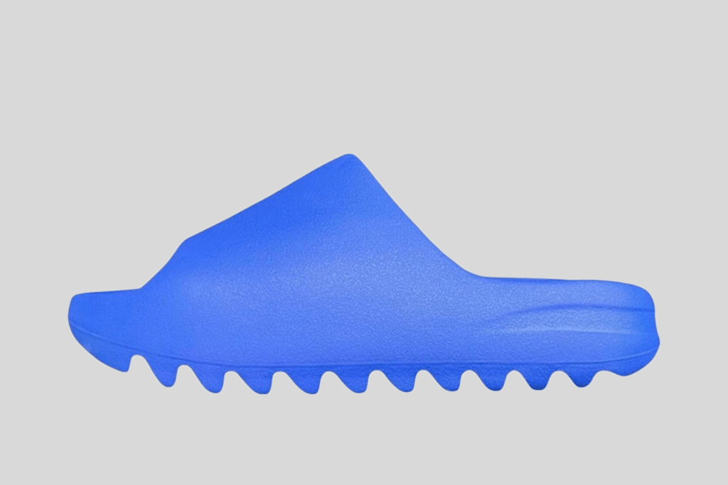 Der Yeezy Slide kommt in einem 'Azure' Colorway
