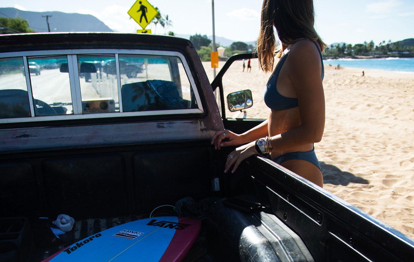 Silhouette Mädchen im Bikini mit Auto