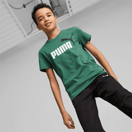 Junge mit grünem PUMA Shirt