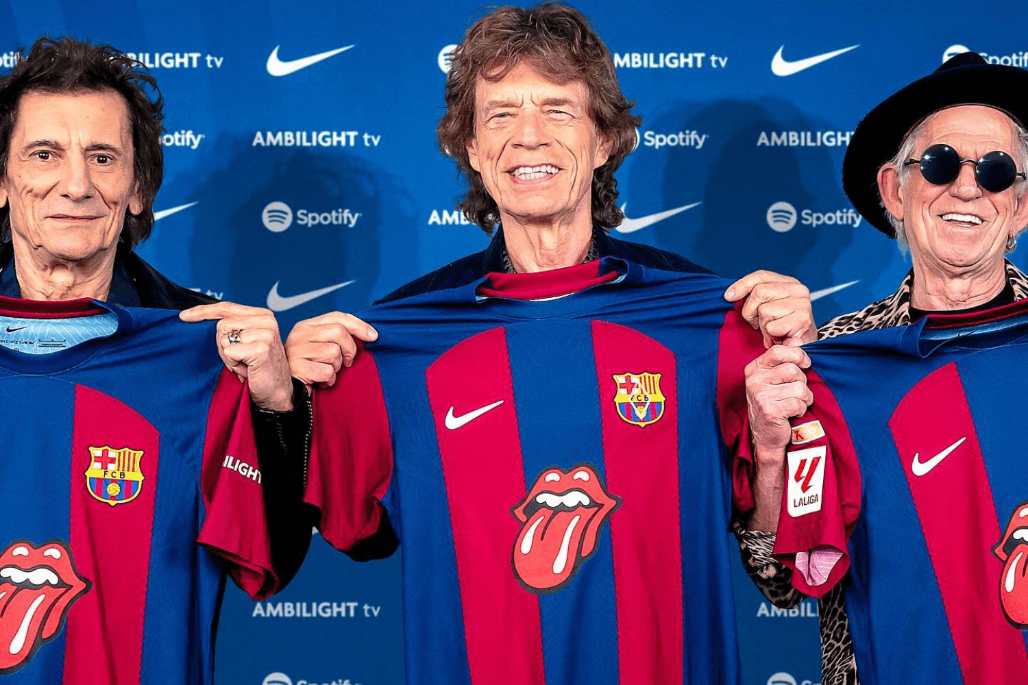 FC Barcelona trägt das Logo der Rolling Stones während des El Clásico auf dem Trikot