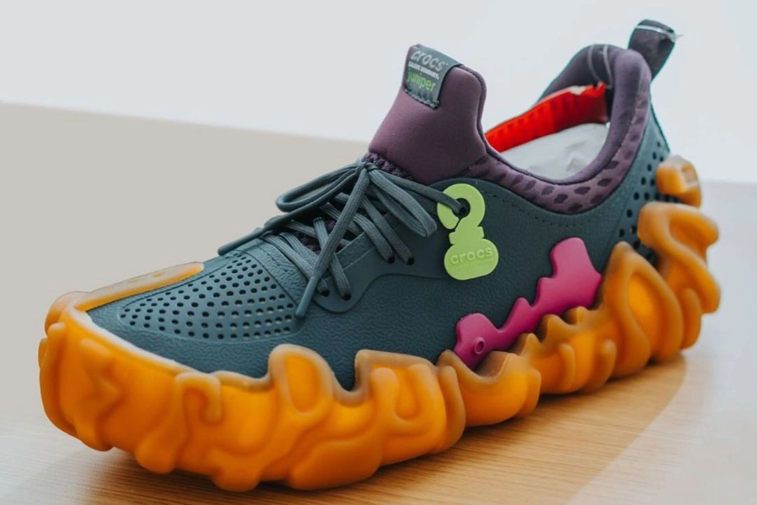 Salehe Bembury zeigt neuen Colorway für Crocs ersten Sneaker Juniper