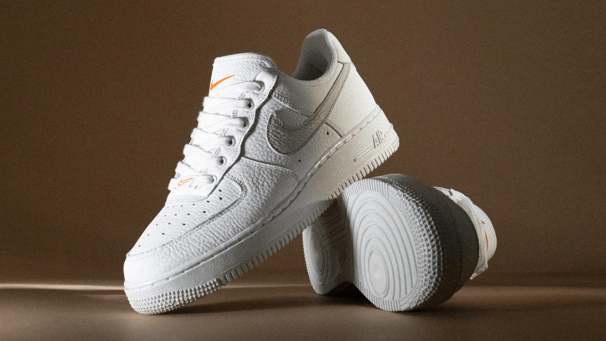 The Nike Air Force 1 Light Bone comes in a classic version for WMNS