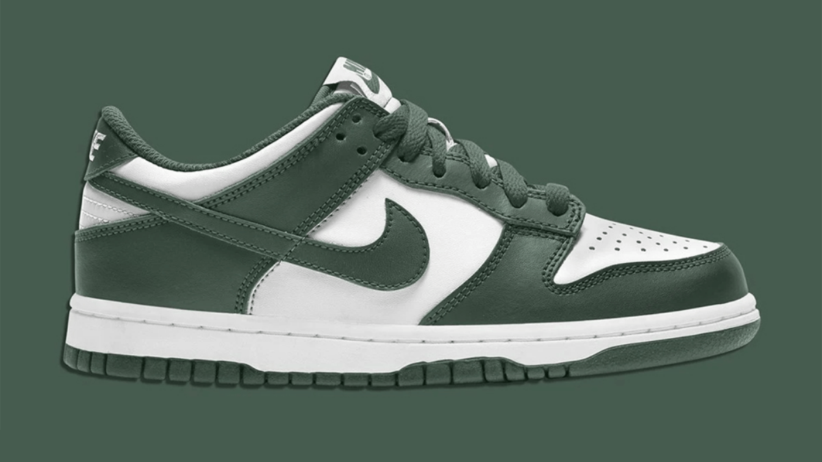 The Nike Dunk Low 'White/Green' awaits us