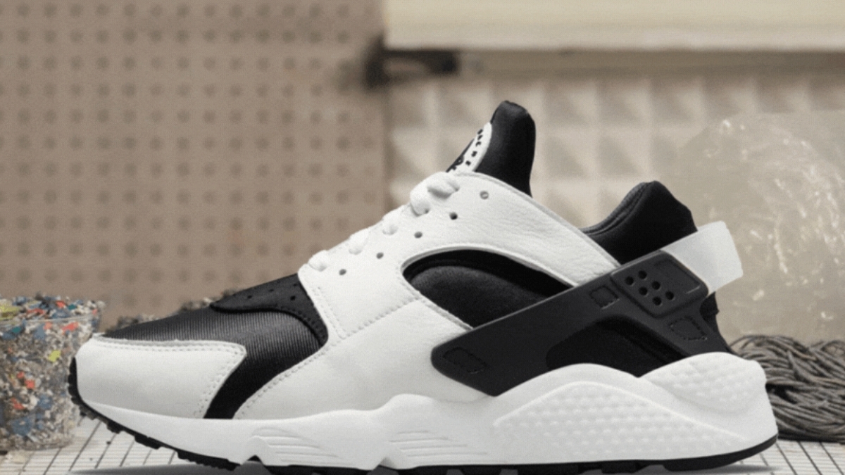 The Nike Air Huarache OG will soon be released in a 'Black/White' colourway!
