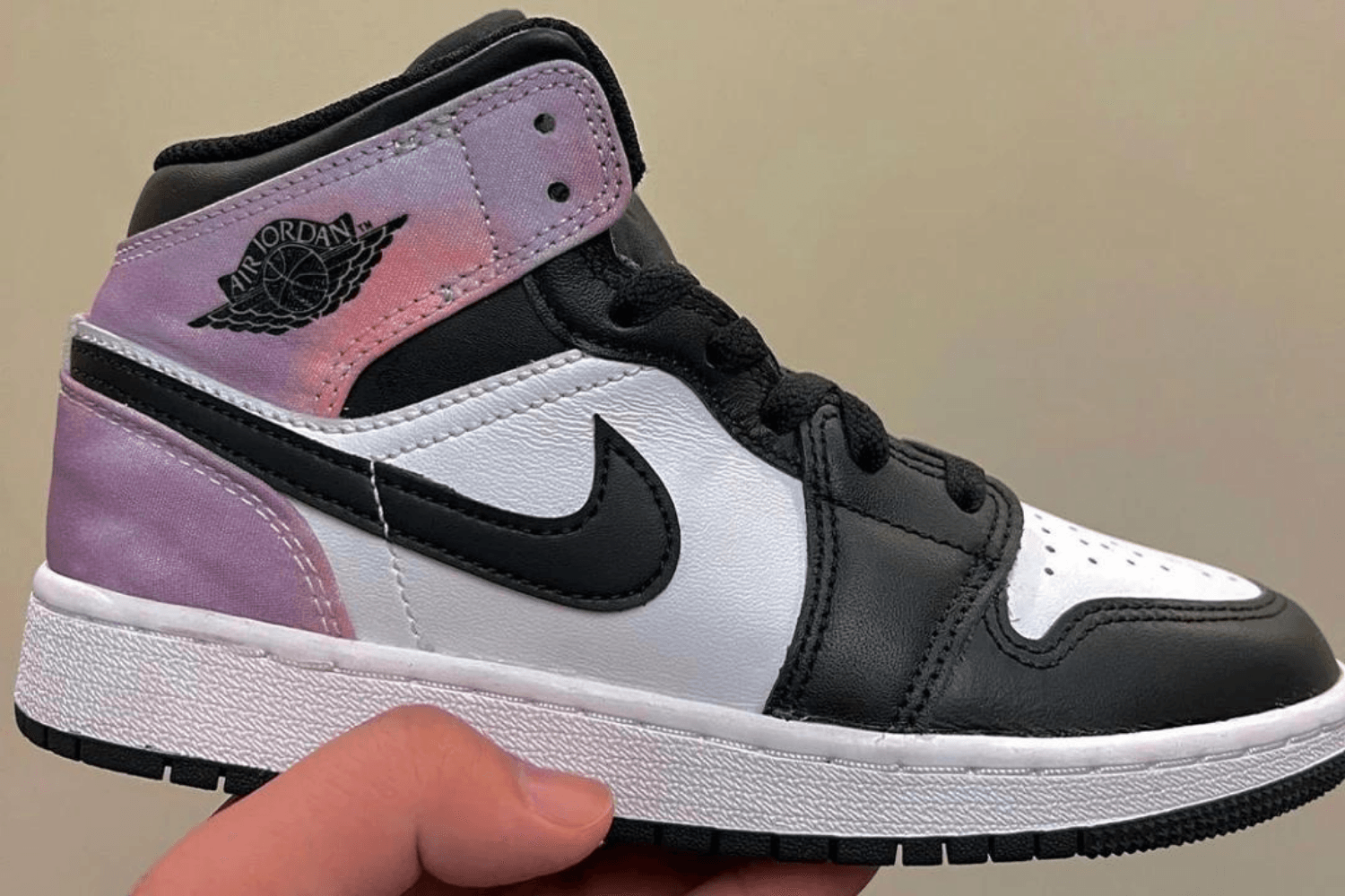 First images of the Air Jordan 1 Mid GS 'Amethyst'