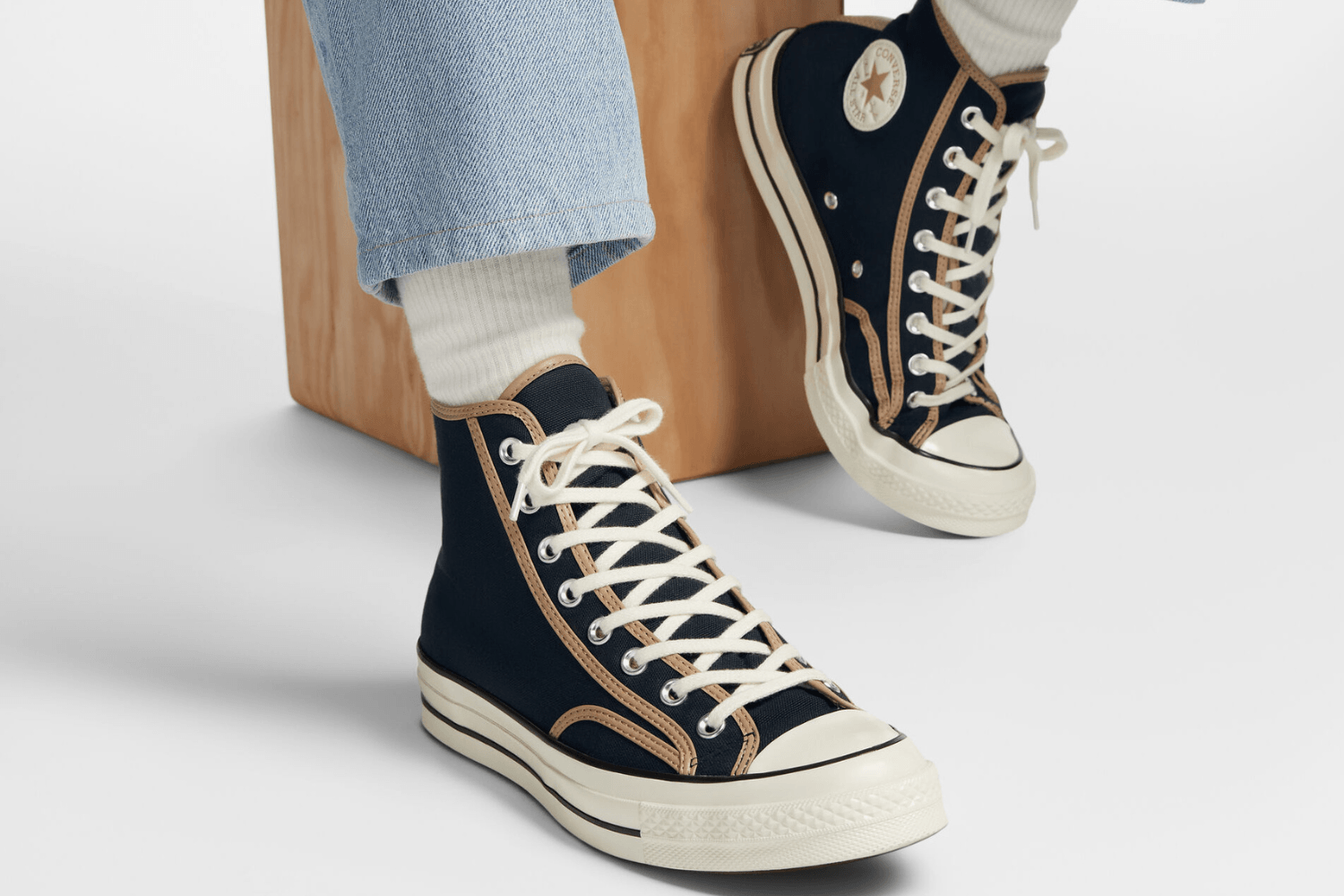 Converse presents a mid-season sale with up to 50% discount
