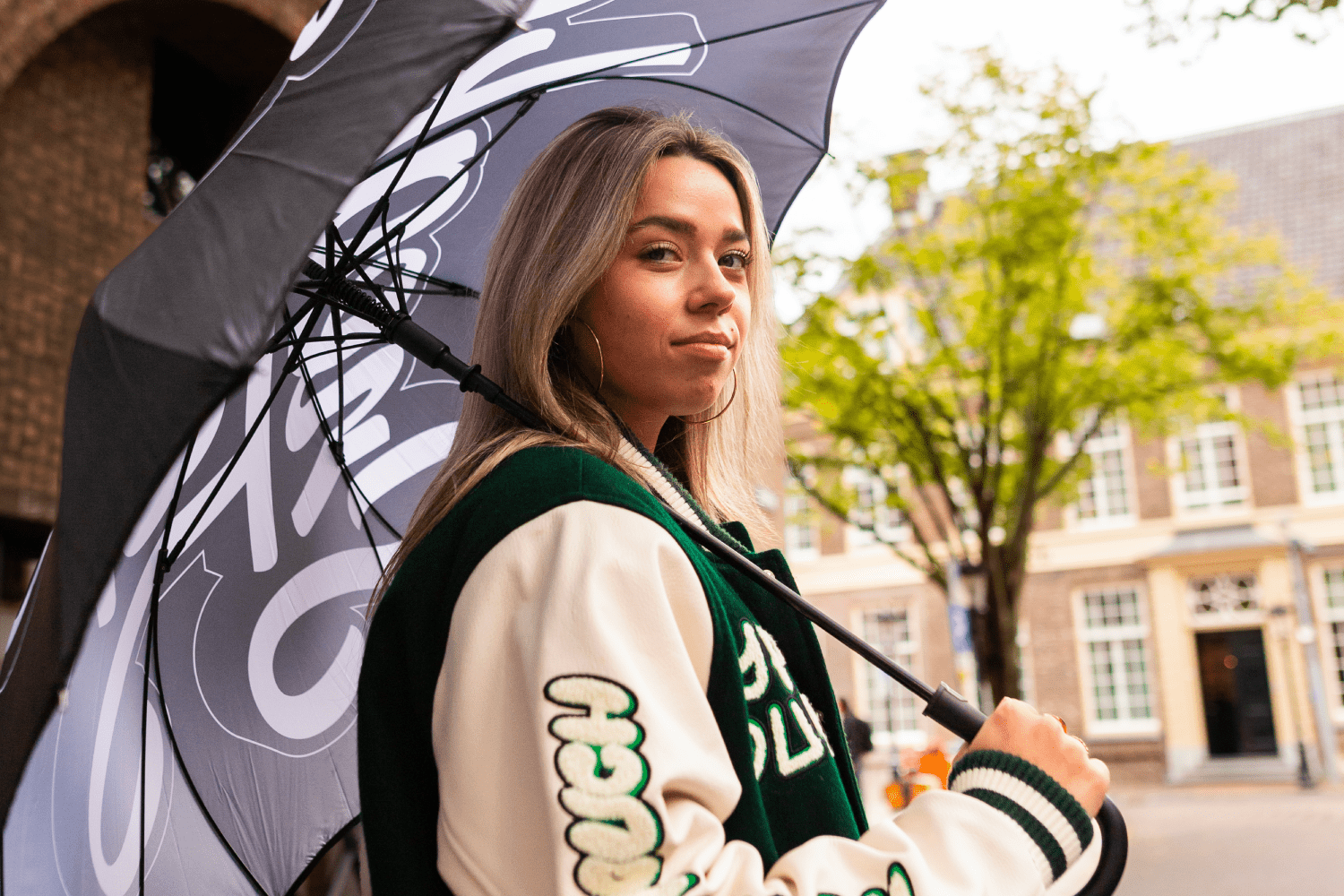 The exclusive Sneakerjagers umbrella is available for 24 hours