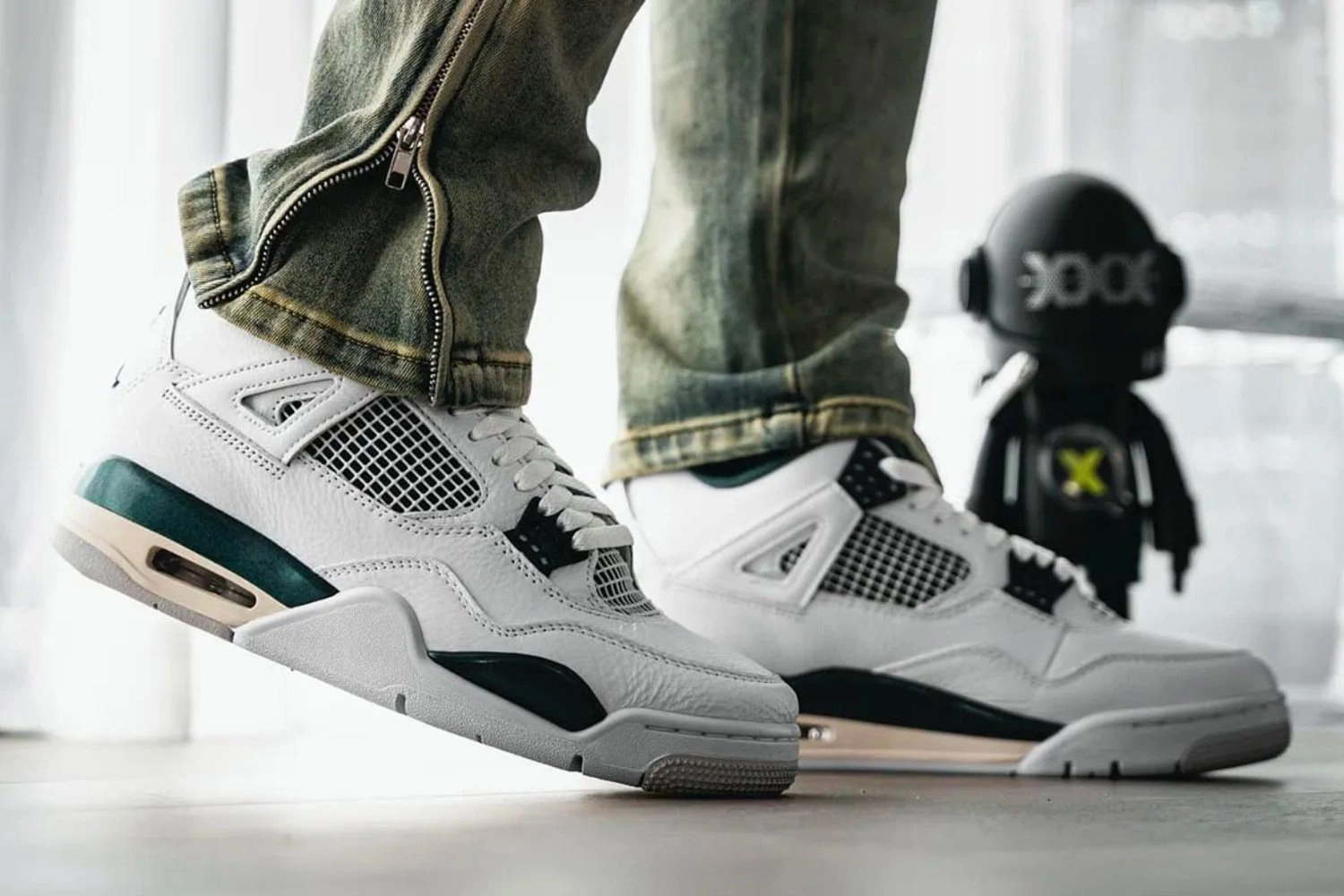 Let's take a detailed look at the Air Jordan 4 'Oxidized Green'