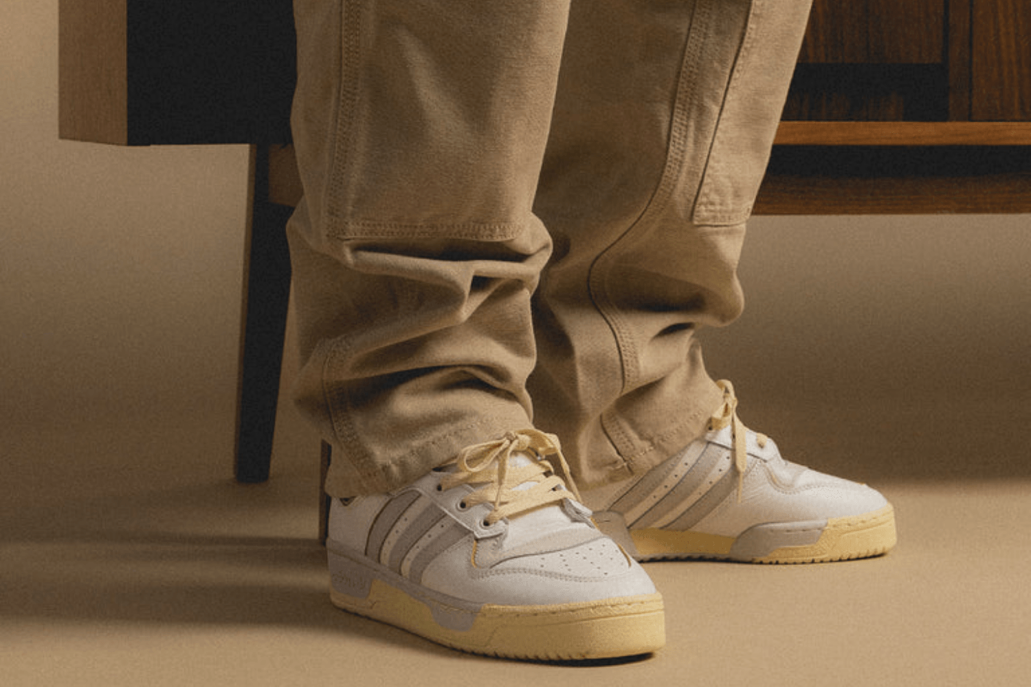 Hoe style ik de adidas Rivalry Low?