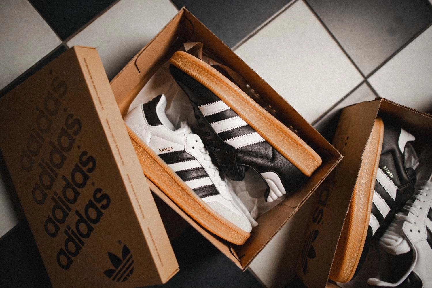 Im Spotlight: die adidas Samba XLG 'White Gum' & 'Black Gum'