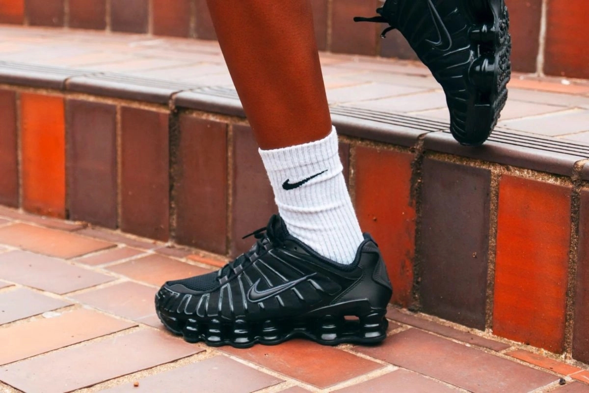 Restock alert: die Nike Shox TL WMNS 'Black' und 'White' sind wieder da