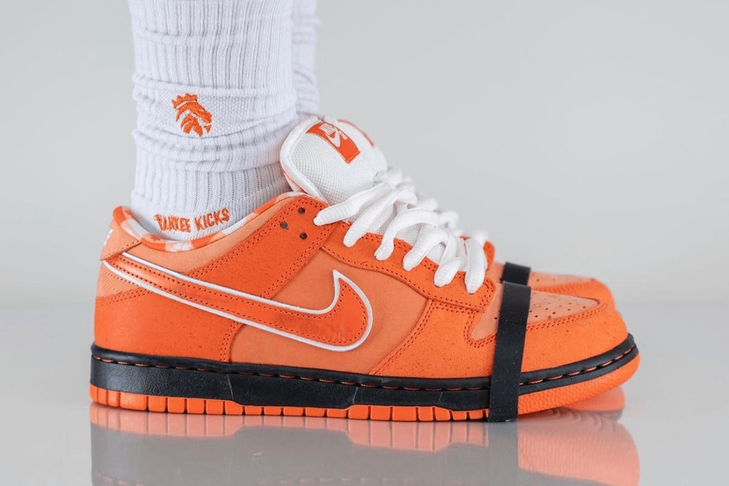 On-Foot beelden van Concepts x Nike SB Dunk Low 'Orange Lobster'