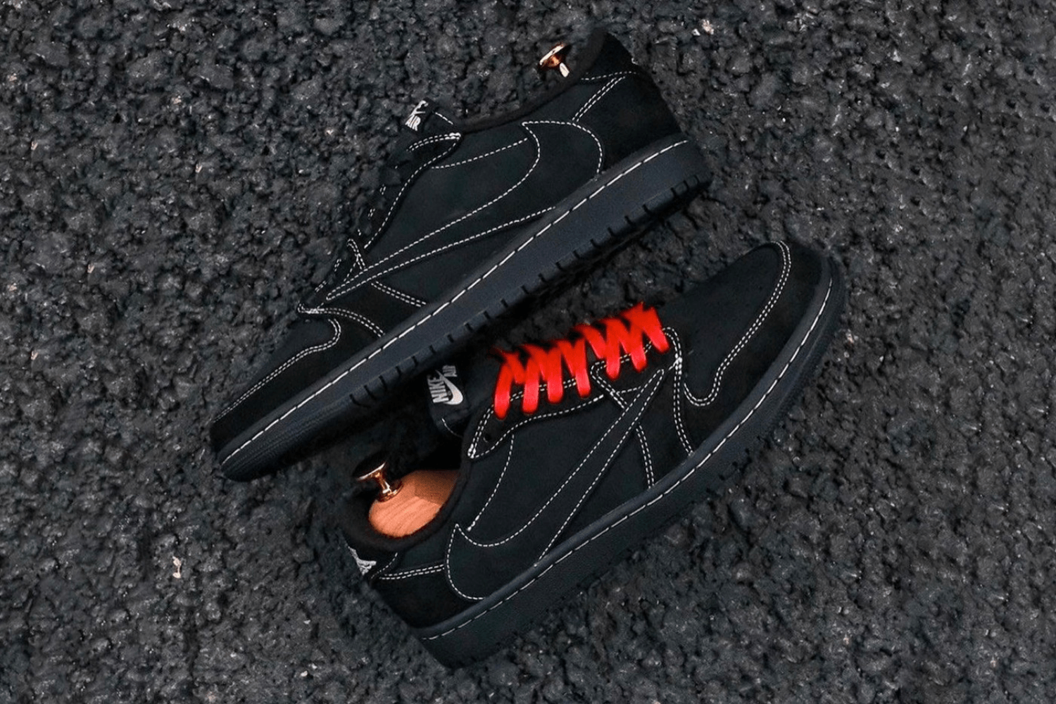 Een blik op de Travis Scott x Air Jordan 1 Low 'Black Phantom'