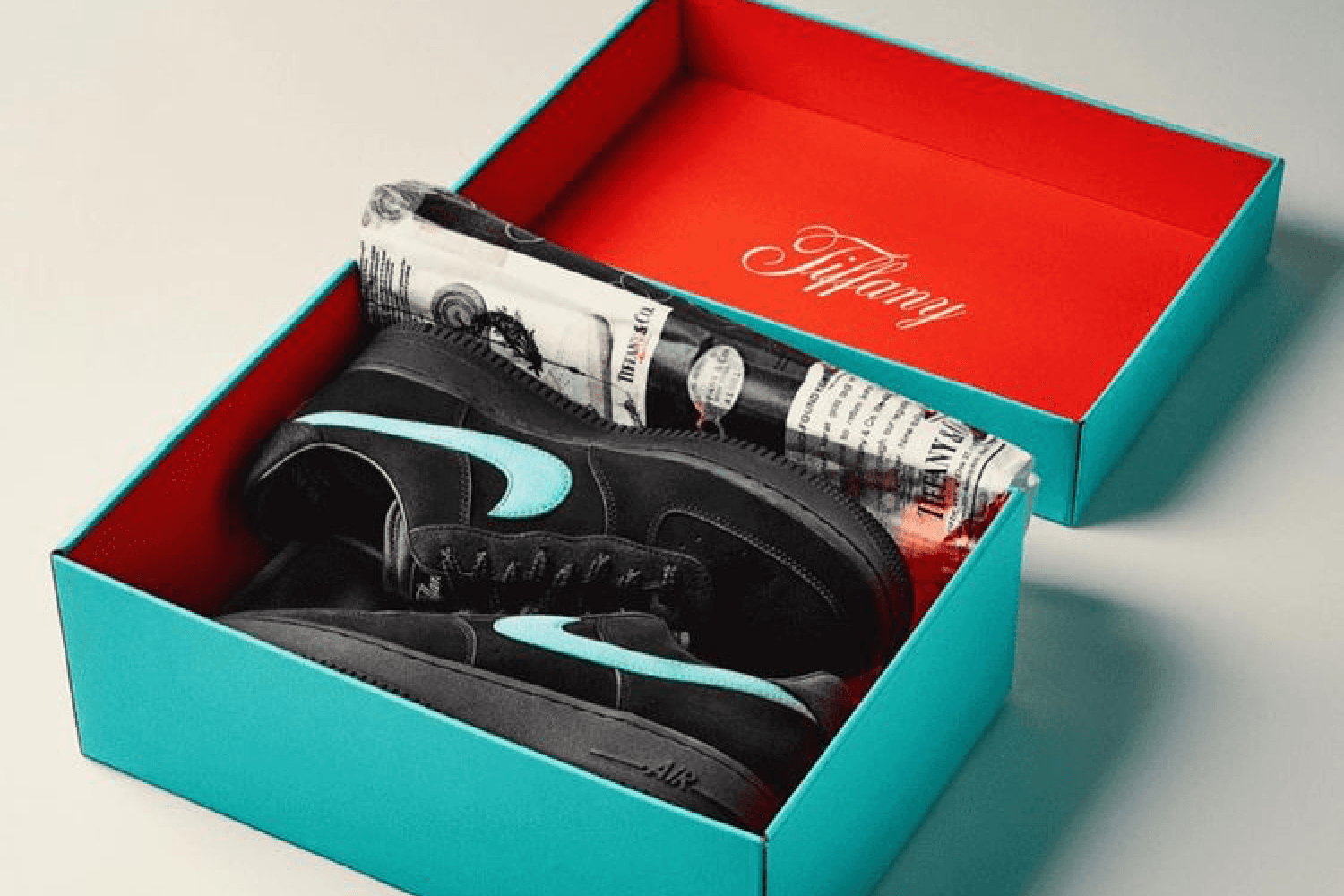 Een officiële blik op de Tiffany & Co x Nike Air Force 1 'Black'