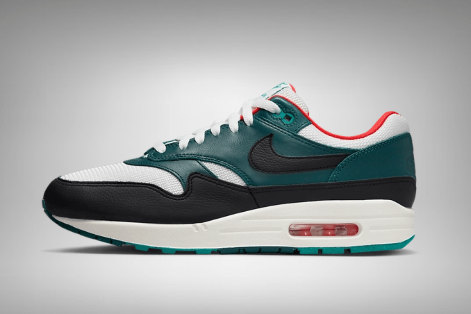 De LeBron x Nike Air Max 1 'Liverpool' dropt binnenkort