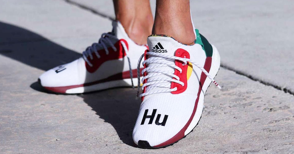 On-Feet foto&#8217;s van de Pharrel x adidas Solar Hu Glide St