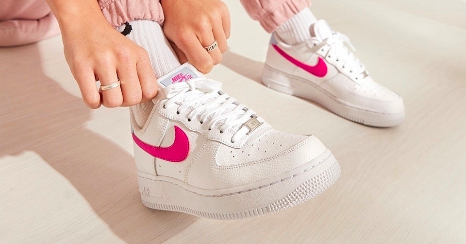 De nieuwste Nike Air Force 1 &#8217;07 White/Fire Pink is gereleased