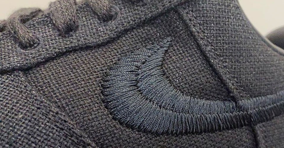 Nieuwe foto&#8217;s: Stüssy x Nike Air Force 1 Low, in het zwart