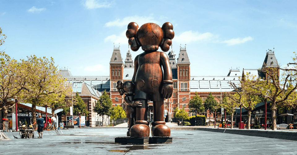 Kaws is terug op het Museumplein in Amsterdam