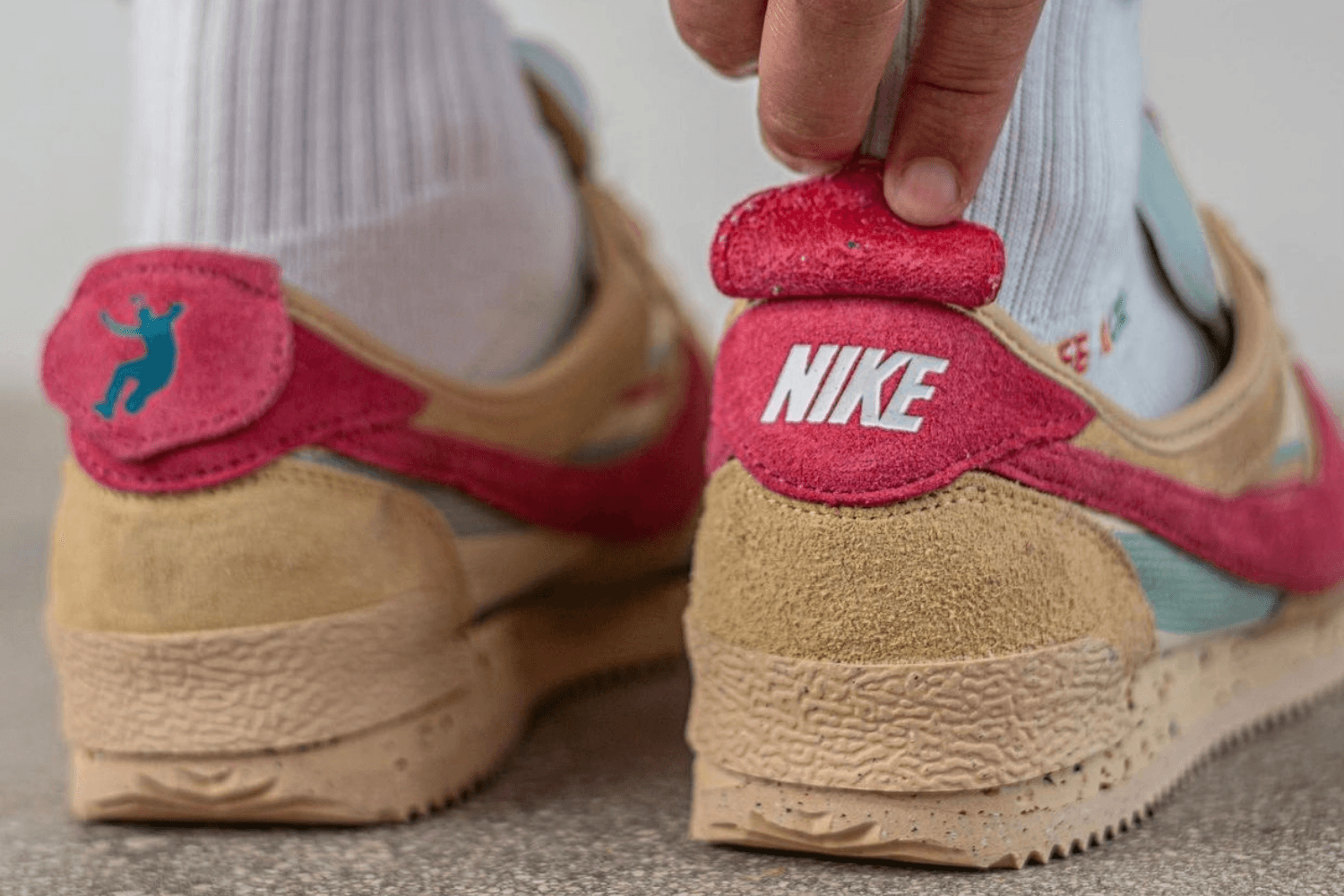 On feet beelden van de Union x Nike Cortez &#8216;Tan Pink&#8217;
