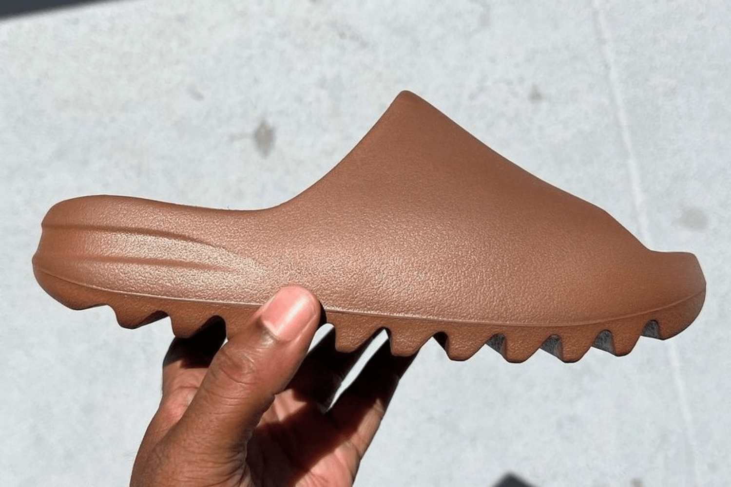 In-hand beelden van adidas Yeezy Slide 'Flax'