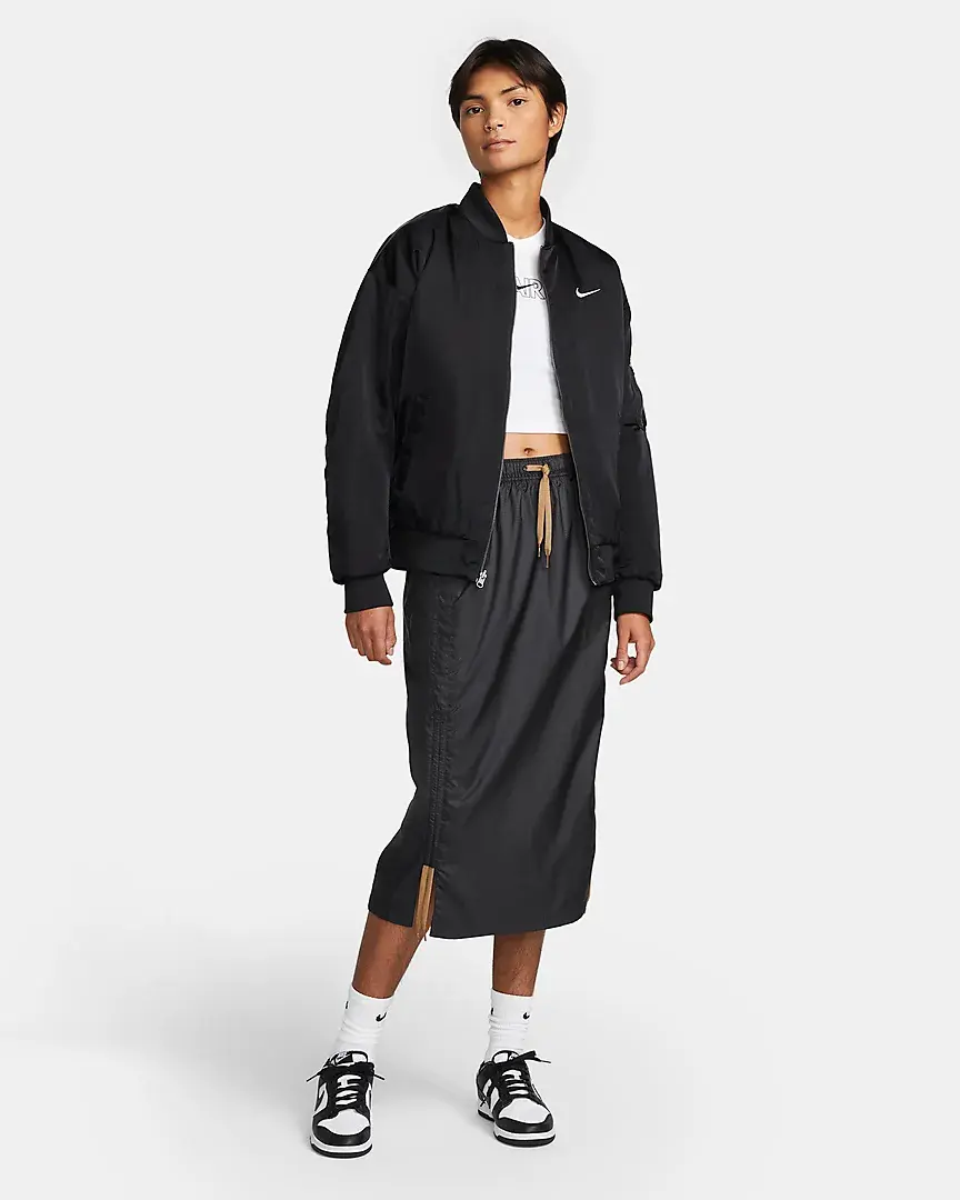 Nike Reversible Varsity Bomber Jacket zwart model met jas van top tot teen