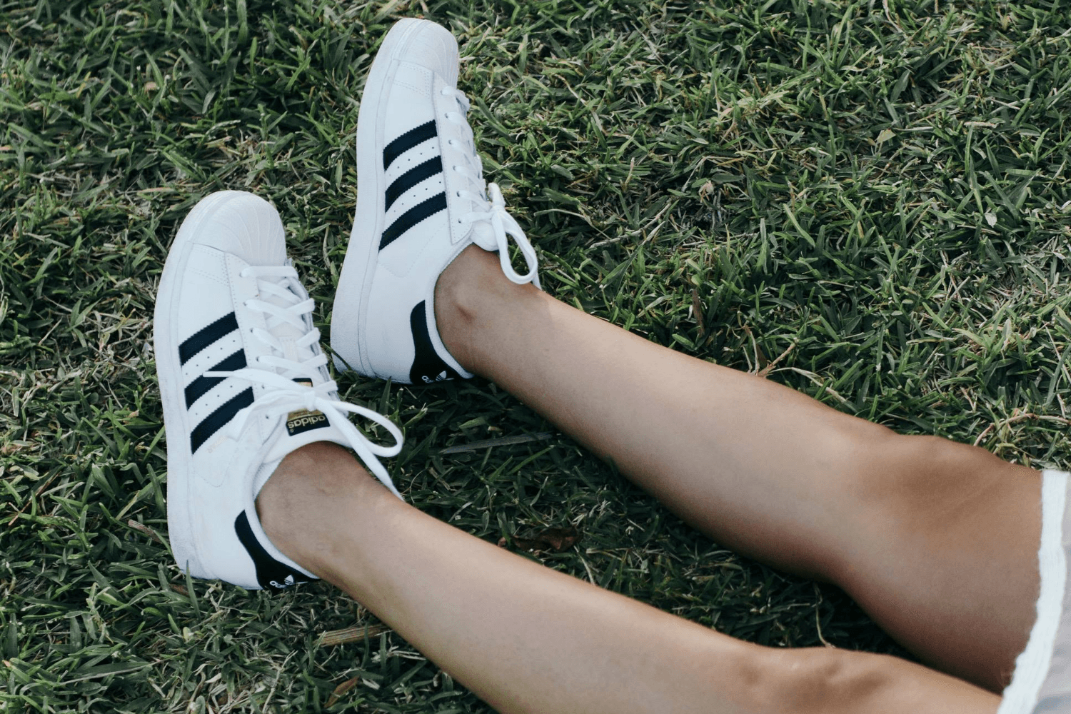 De meest populaire witte adidas sneakers voor de lente