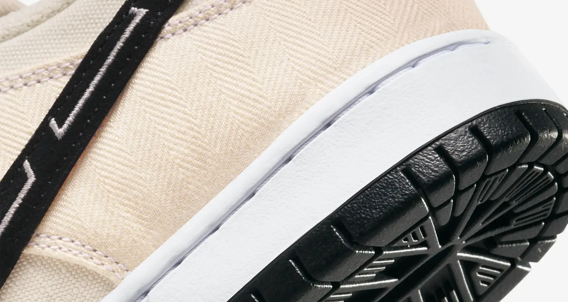 Albino & Preto x Nike SB Dunk Low 'Fossil' details