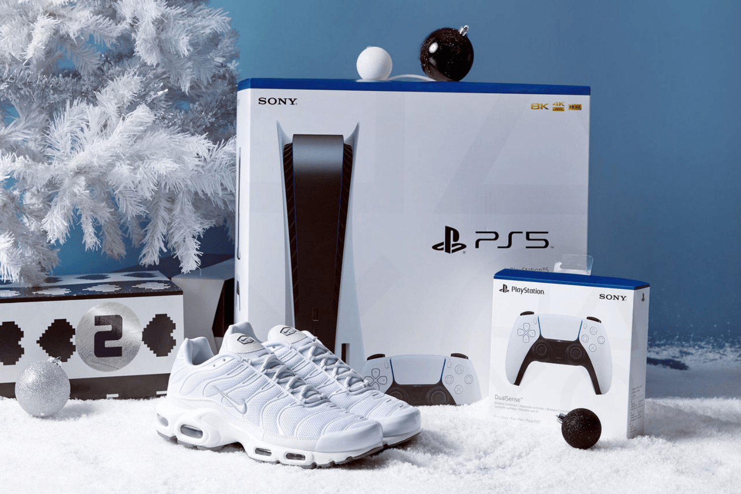 Sneakerjagers x Foot Locker 12 Days of Gifting - Playstation 5 + Nike Air Max TN