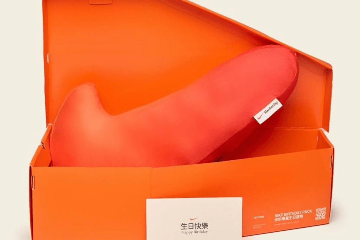 Nike onthult Swoosh kussen &#8216;Birthday Pillow Gift Box&#8217;