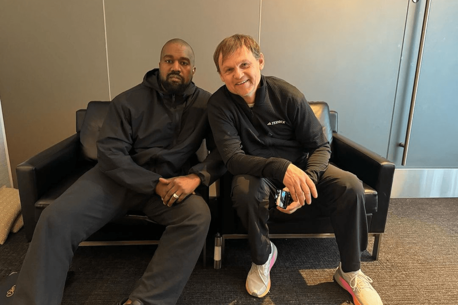 Kanye West en adidas CEO Bjørn Gulden samen gespot